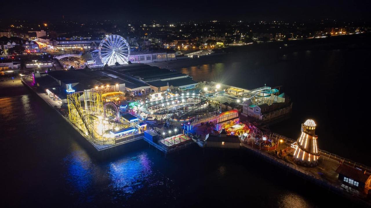 Beach Palace Клактон-он-Си Экстерьер фото